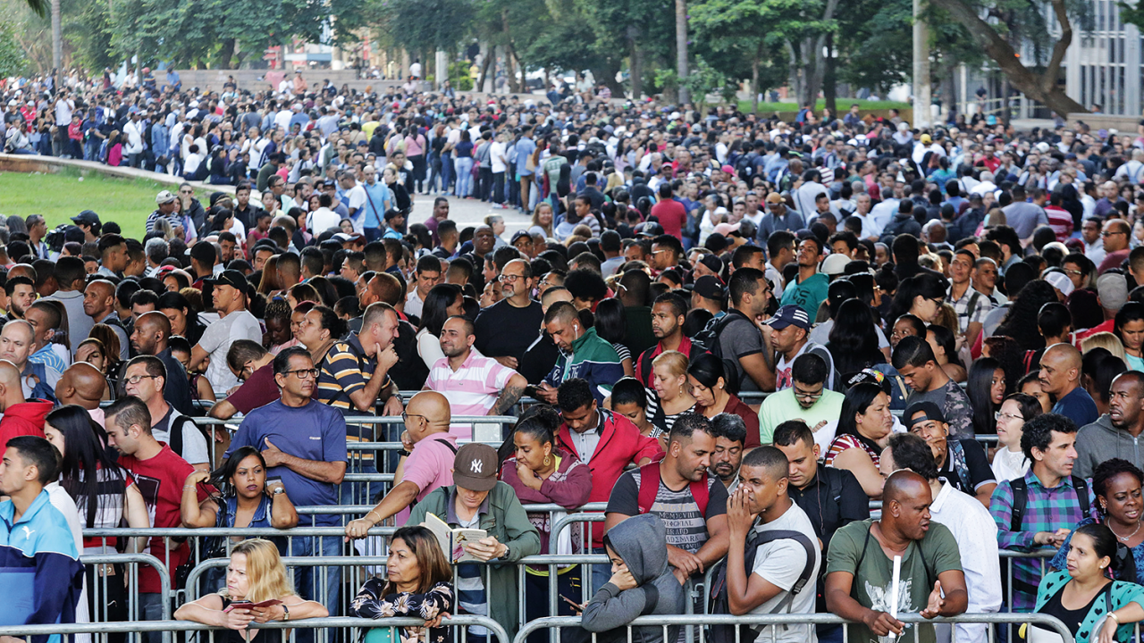 DESESPERO - Fila por emprego em São Paulo: o problema é desafio para Bolsonaro