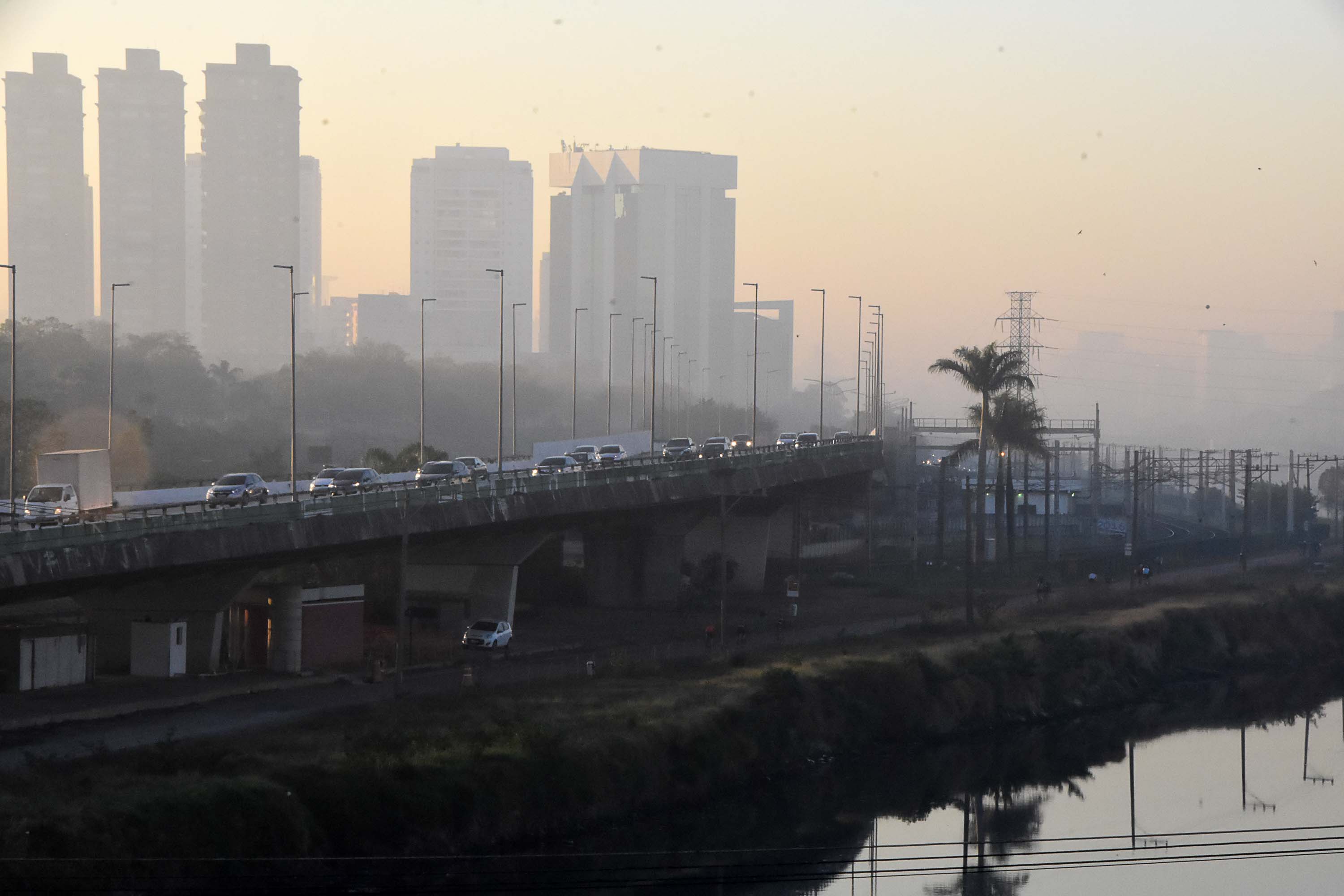 SP - CLIMA-SP - GERAL - Manhã com céu aberto e sol, vista da Ponte do Jaguaré, em São Paulo (SP), nesta quarta-feira (18). 18/07/2018