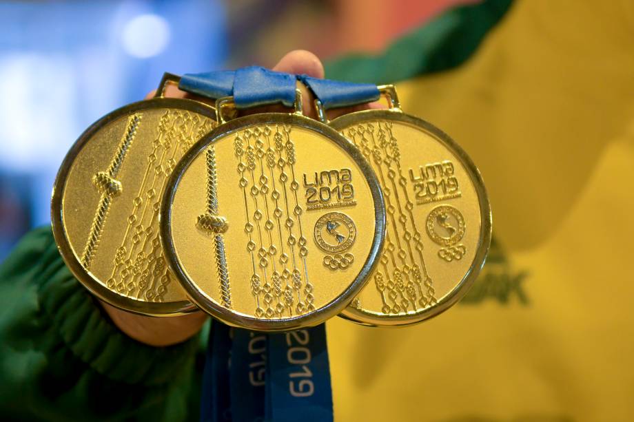 Chico Barreto, do Brasil, exibindo as suas medalhas de ouro conquistadas na ginástica artística, em Lima