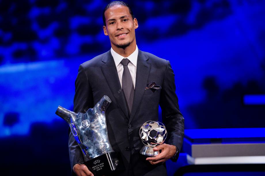 Virigil Van Dijk posa com os troféus de melhor zagueiro e melhor da Europa