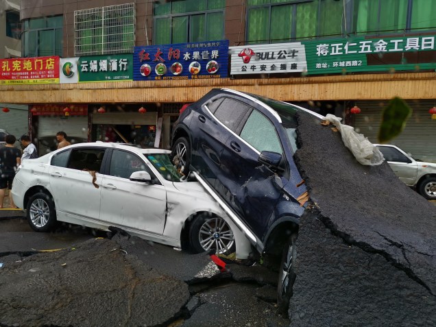Veículos ficaram danificados em Yueqing, província de Zhejiang, na China. Pelo menos 28 pessoas foram mortas depois que Lekima, o nono tufão do ano, atingiu a província.