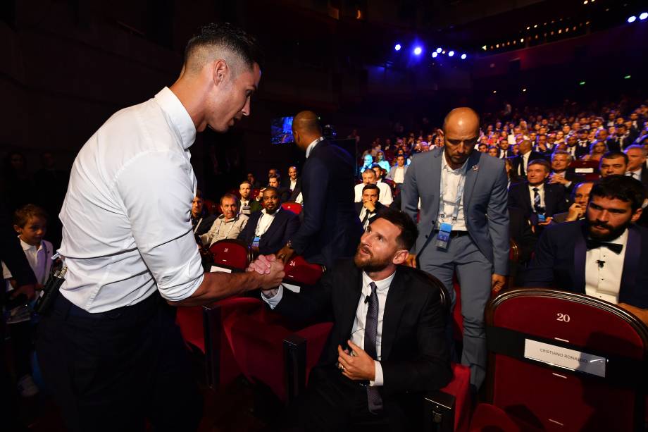 Cristiano Ronaldo e Lionel Messi se cumprimentam antes da premiação dos melhores da Uefa de 2019, em Mônaco