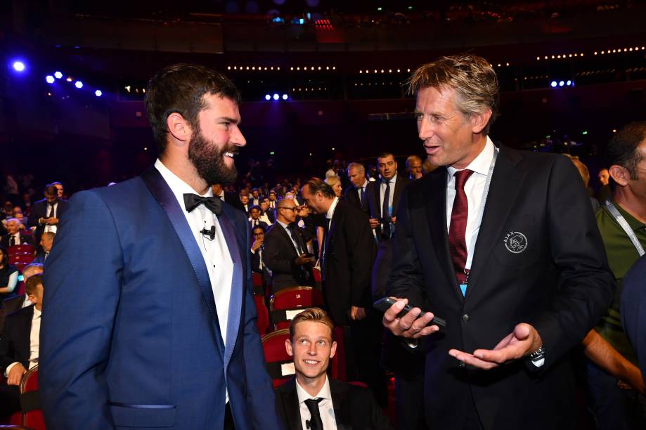 Alisson conversa com o ex-goleiro holandês Van der Sar na festa da Uefa em Mônaco