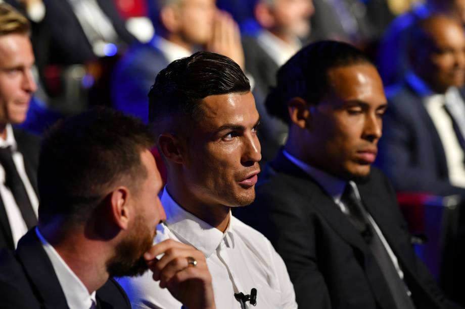 Lionel Messi e Cristiano Ronaldo conversam durante cerimônia da Uefa em Mônaco