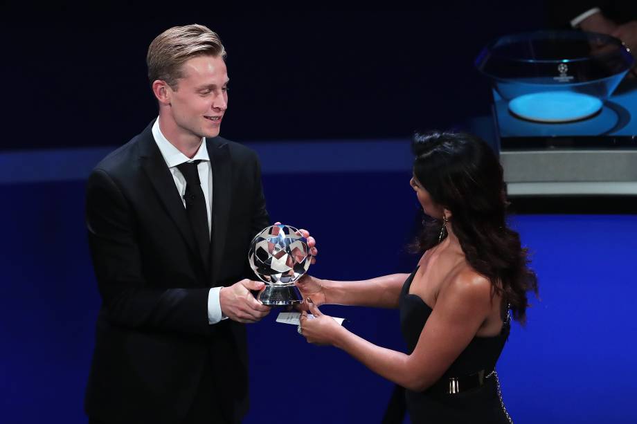 Frenkie De Jong recebe o prêmio de melhor meia da Europa em Monaco