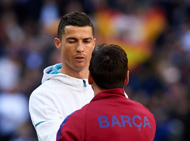 Cristiano Ronaldo e Lionel Messi durante clássico espanhol