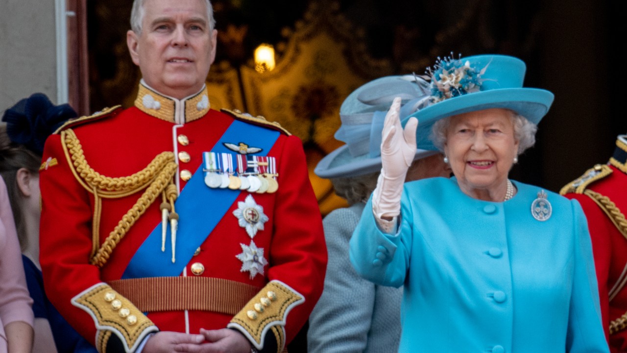 O príncipe Andrew e a rainha Elizabeth II em 9 de junho de 2018