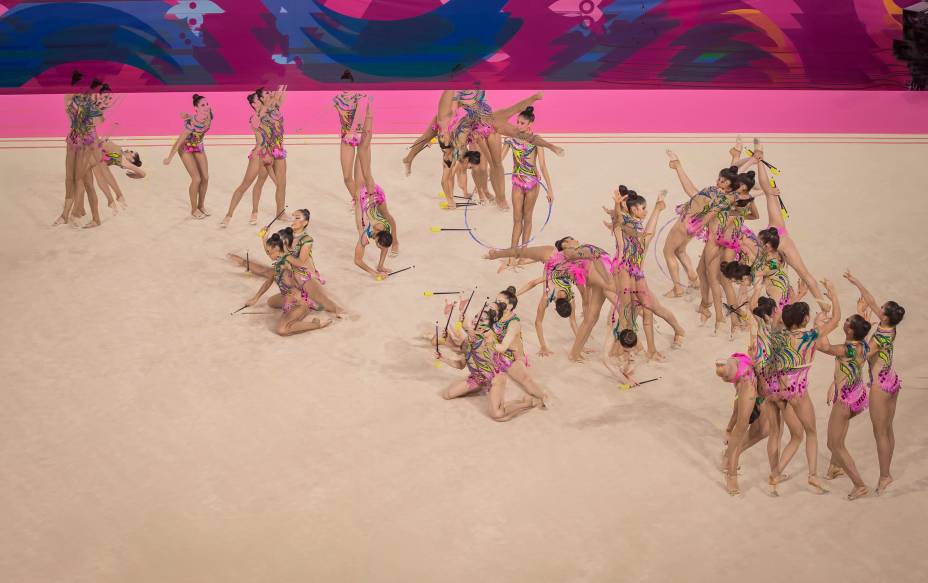 Atletas brasileiras durante prova de ginástica rítmica por equipes, no Polo Esportivo Villa El Salvador, em Lima