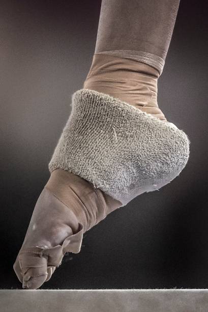 A brasileira Carolyne Pedro, em ação pela equipe de ginastica artística, onde conquistaram a medalha de bronze na prova por equipes