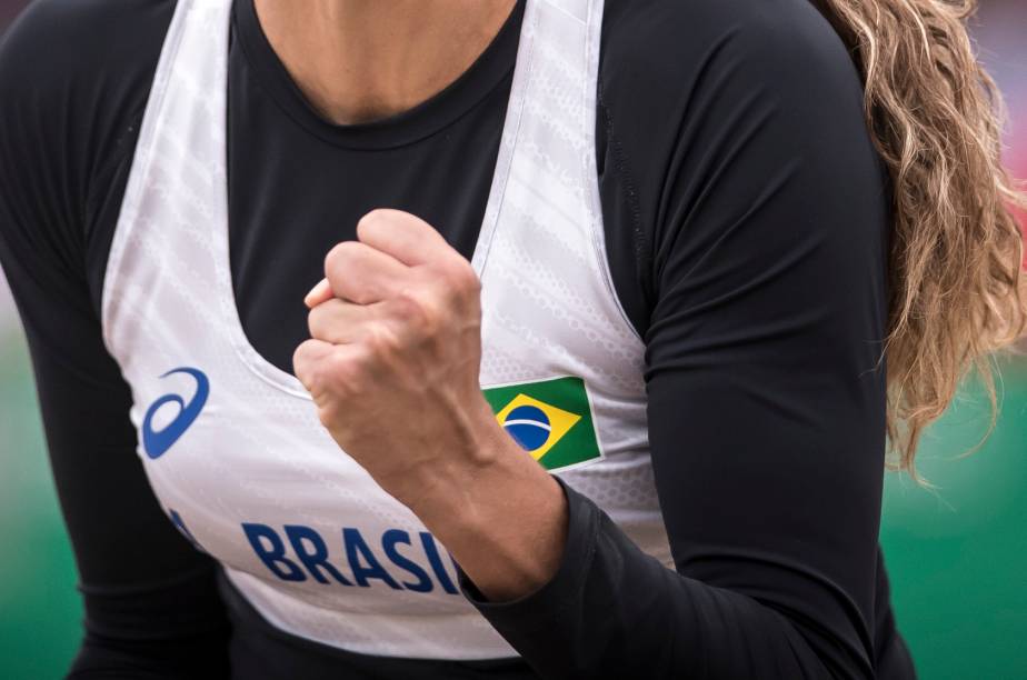 Carol Horta, do Brasil, vibrando durante partida pelo vôlei de praia