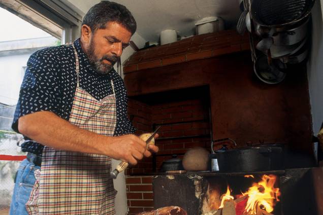 Lula cozinhando no Sítio Riacho Grande, em 1995. Lula cozinhando no Sítio Riacho Grande, em 1995.