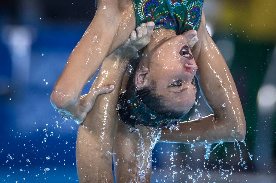 Equipe brasileira durante disputa pelo nado artístico por equipe, no centro aquático de Lima