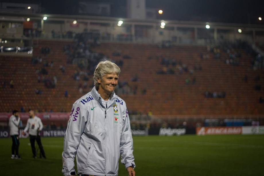 Pia Sundhage, ao sair de campo em direção à torcida