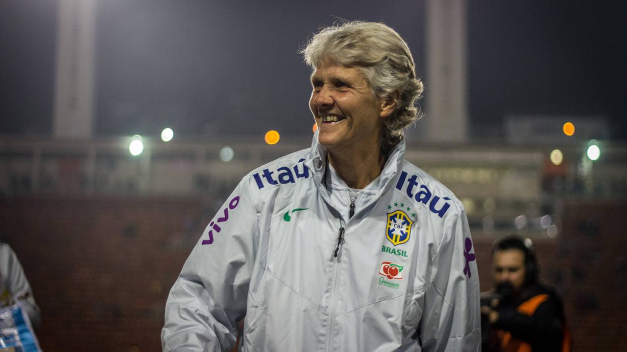 Pia Sundhage, ao sair de campo em direção à torcida