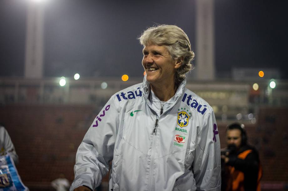 Pia Sundhage, ao sair de campo em direção à torcida