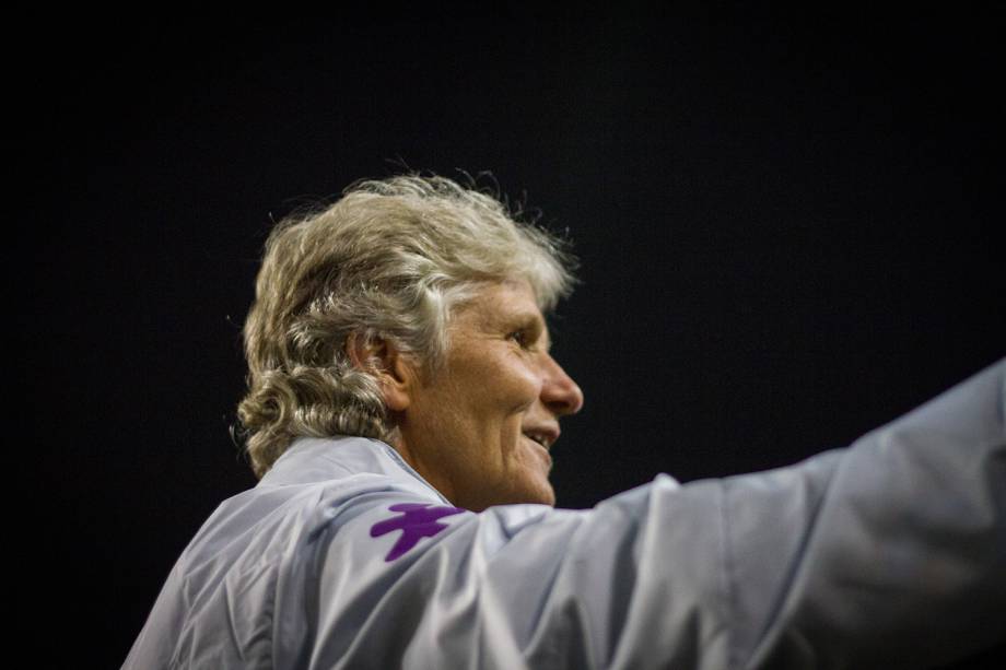 Pia Sundhage, ao sair de campo em direção à torcida