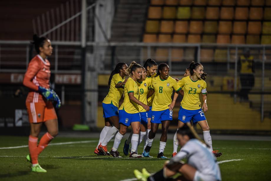 Jogadoras do Brasil comemoram mais um gol diante da Argentina