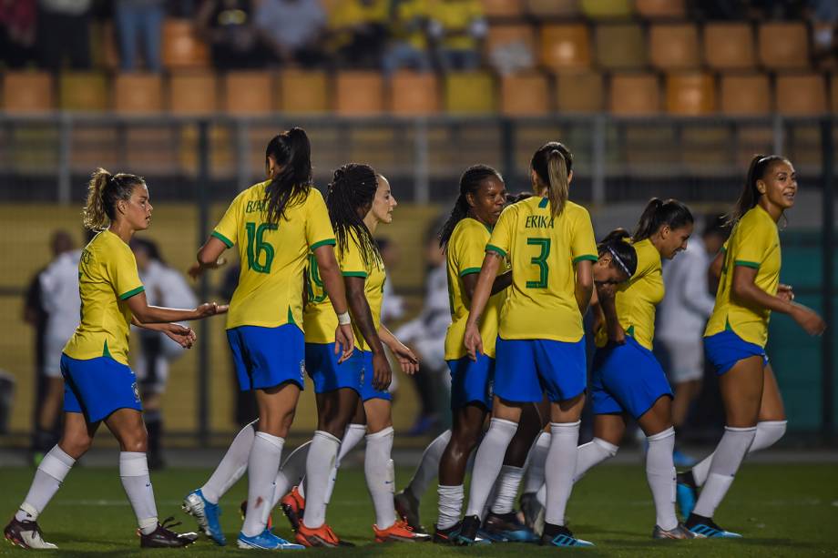 Jogadoras do Brasil comemoram mais um gol diante da Argentina