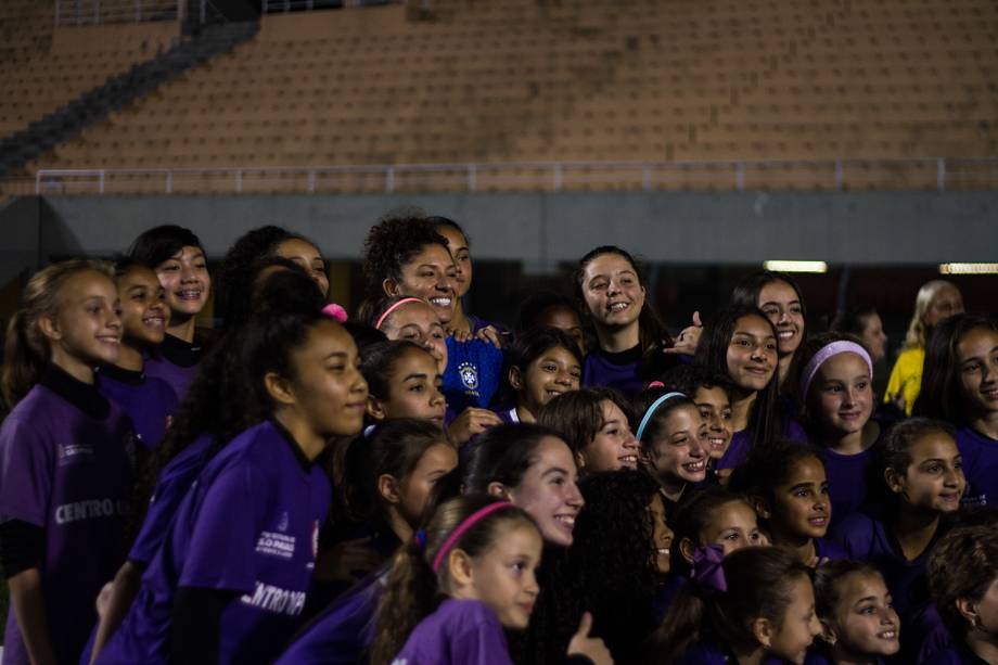 Cristiane fez a festa da criançada para uma foto juntos