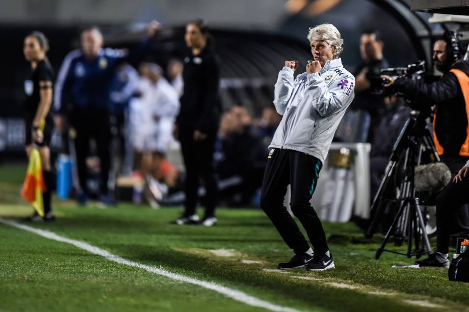 Pia Sundhage vibrando durante uma chance de gol brasileira