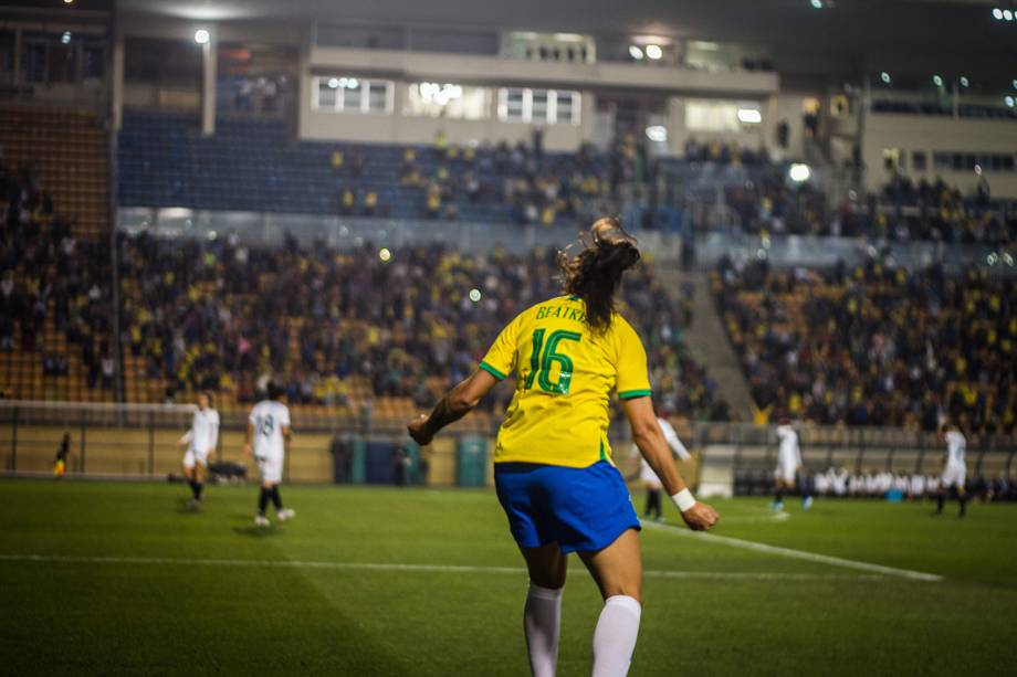 Bia Zaneratto vibra com gol da seleção