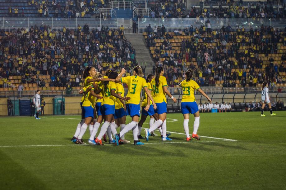 Jogadoras comemoram mais um gol durante a primeira etapa