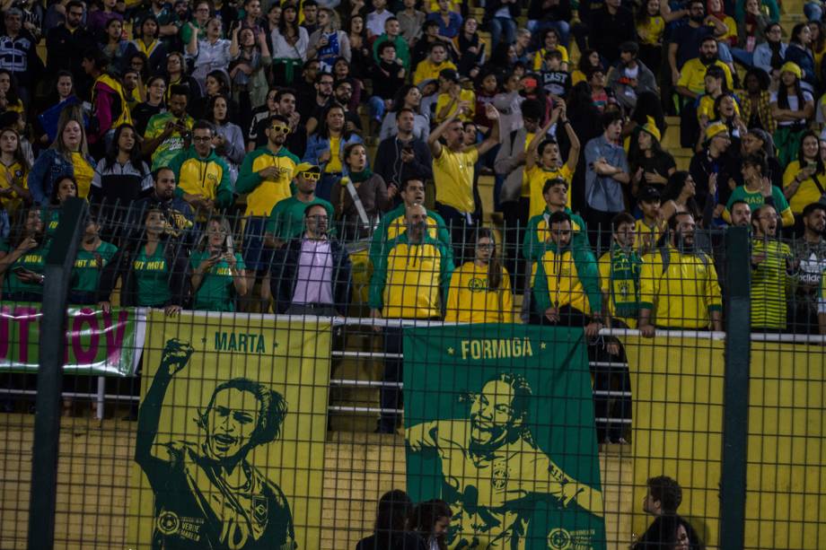 A torcida marcou presença em faixas de apoio à Marta e Formiga