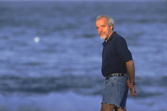 Paulo Coelho na Praia de Copacabana, em 1998. Paulo Coelho na Praia de Copacabana, em 1998.