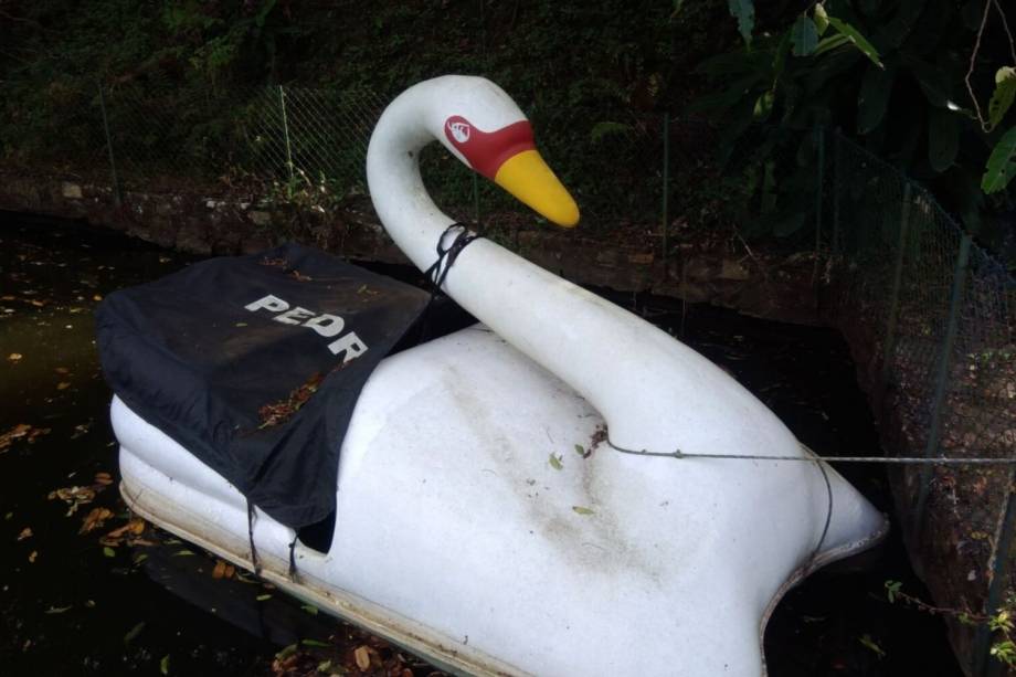 Pedalinho no sítio Santa Bárbara, em Atibaia (SP), ainda é coberto com capa que leva o nome de neto do ex-presidente Lula