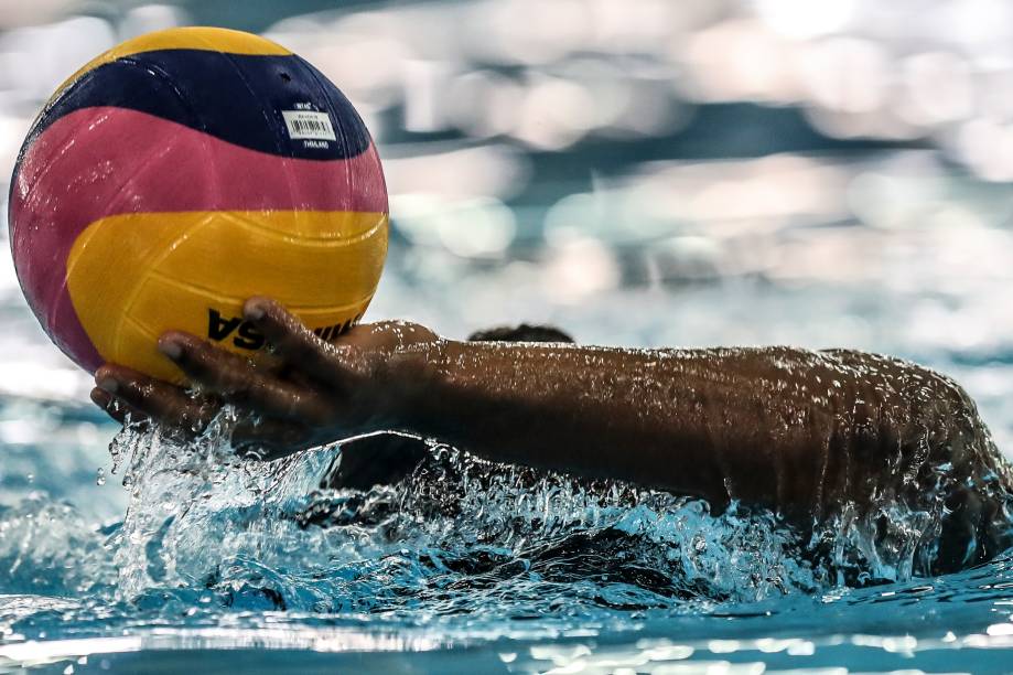 Atleta brasileiro de pólo aquático masculino durante treino da seleção