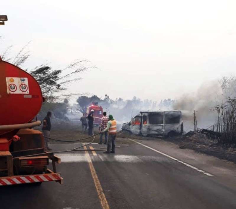 Van bateu de frente com caminhão em rodovia em Martinópolis (SP)