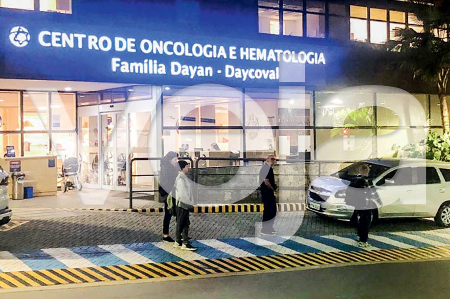 ...e, já de noite, deixa o local que tem uma das mais modernas estruturas do país para exames: tratamento contra um câncer no intestino ...e, já de noite, deixa o local que tem uma das mais modernas estruturas do país para exames: tratamento contra um câncer no intestino