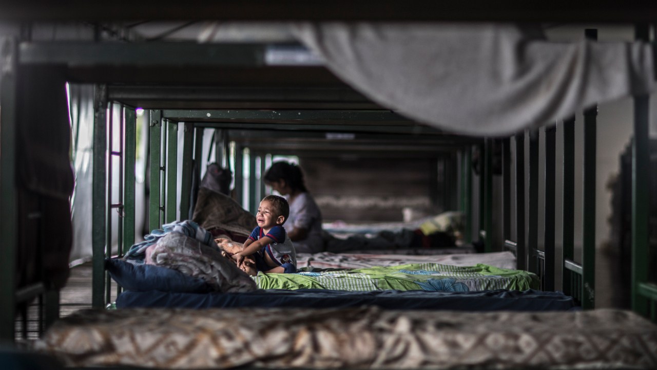 Bebê venezuelano em beliche do abrigo BV-8 na fronteira do país, em Pacairama