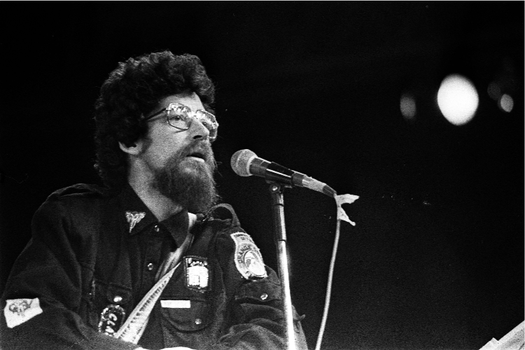 O cantor Raul Seixas apresenta-se no Festival de Águas Claras, na fazenda Santa Virgínia, em 1984