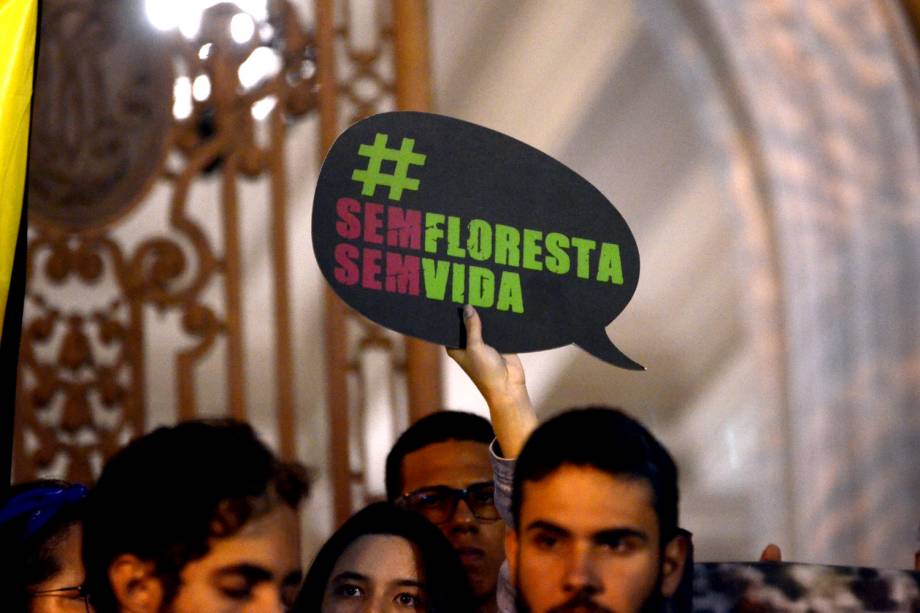 Manifestantes e ativistas protestam contra as queimadas e o desmatamento da Floresta Amazônica, no Rio de Janeiro - 23/8/2019