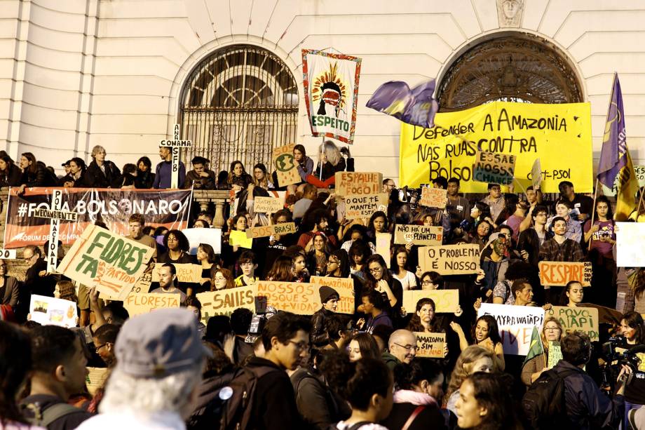 Manifestantes e ativistas protestam contra as queimadas e o desmatamento da Floresta Amazônica, na Candelária, o Rio de Janeiro - 23/8/2019