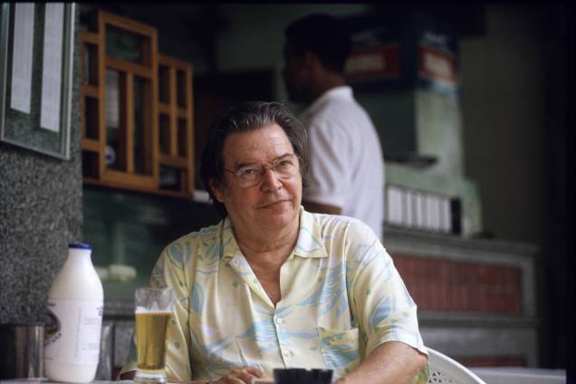 Tom Jobim tomando chopp num bar da Cobal, em 1994. Tom Jobim tomando chopp num bar da Cobal, em 1994.