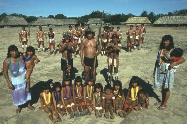 Cacique Kuiussi, da tribo suya, com os pajés, as duas esposas e as crianças, na aldeia rikô, Parque Nacional do Xingu, em 1999.