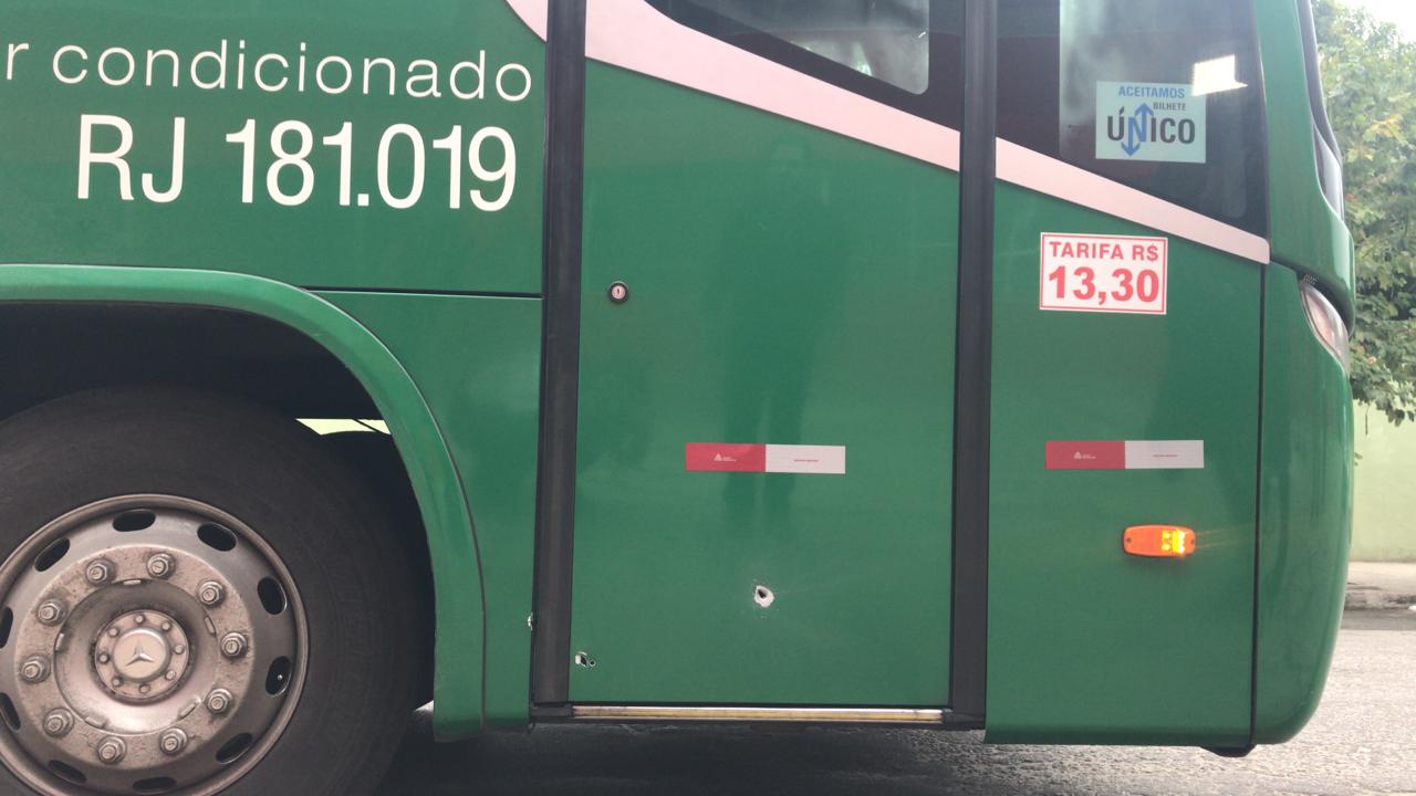 Marca de tiro em ônibus sequestrado na Ponte Rio-Niterói nesta terça-feira, 20