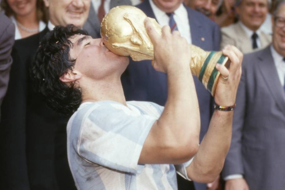 Maradona beijando o troféu da conquista da Copa do Mundo de Futebol, no Estádio Azteca -