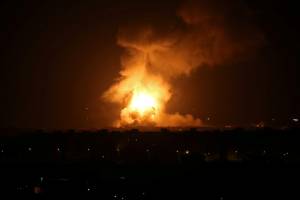 Chamas e fumaça resultantes de ataque aéreo de Israel na Faixa de Gaza