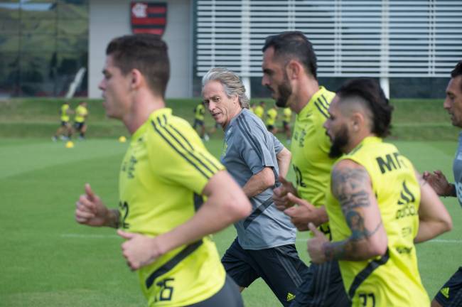 Jorge Jesus com atletas no treino do Flamengo