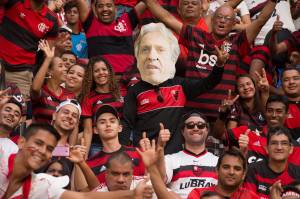 Torcida do Flamengo com a foto do "mister" Jesus na arquibancada