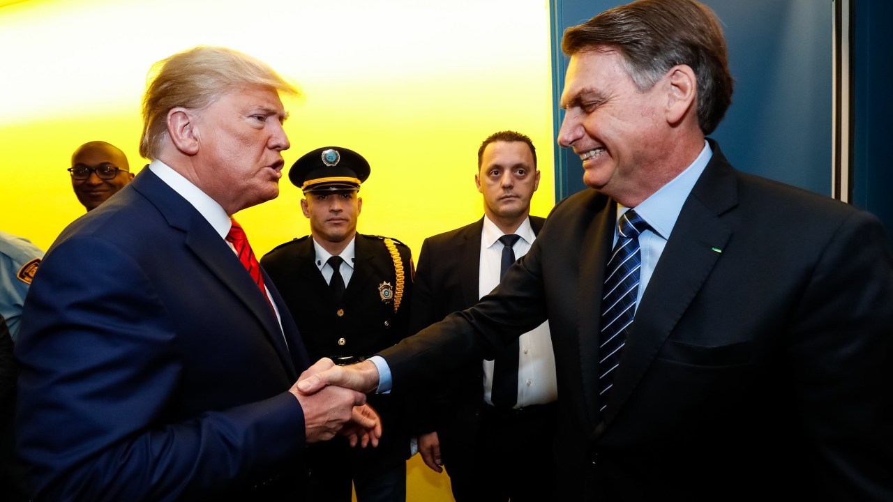 Presidente Jair Bolsonaro cumprimenta o presidente dos Estados Unidos, Donald Trump, na abertura da Assembleia Geral da ONU