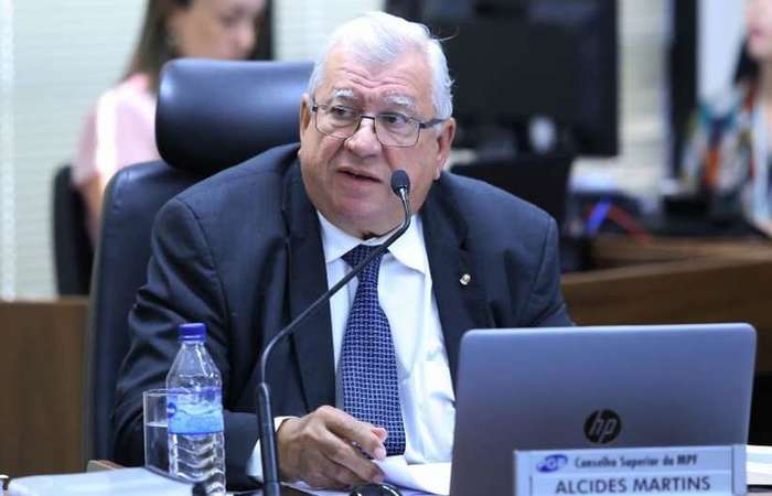 Alcides Martins assume interinamente a PGR e reconduz membros da Lava Jato