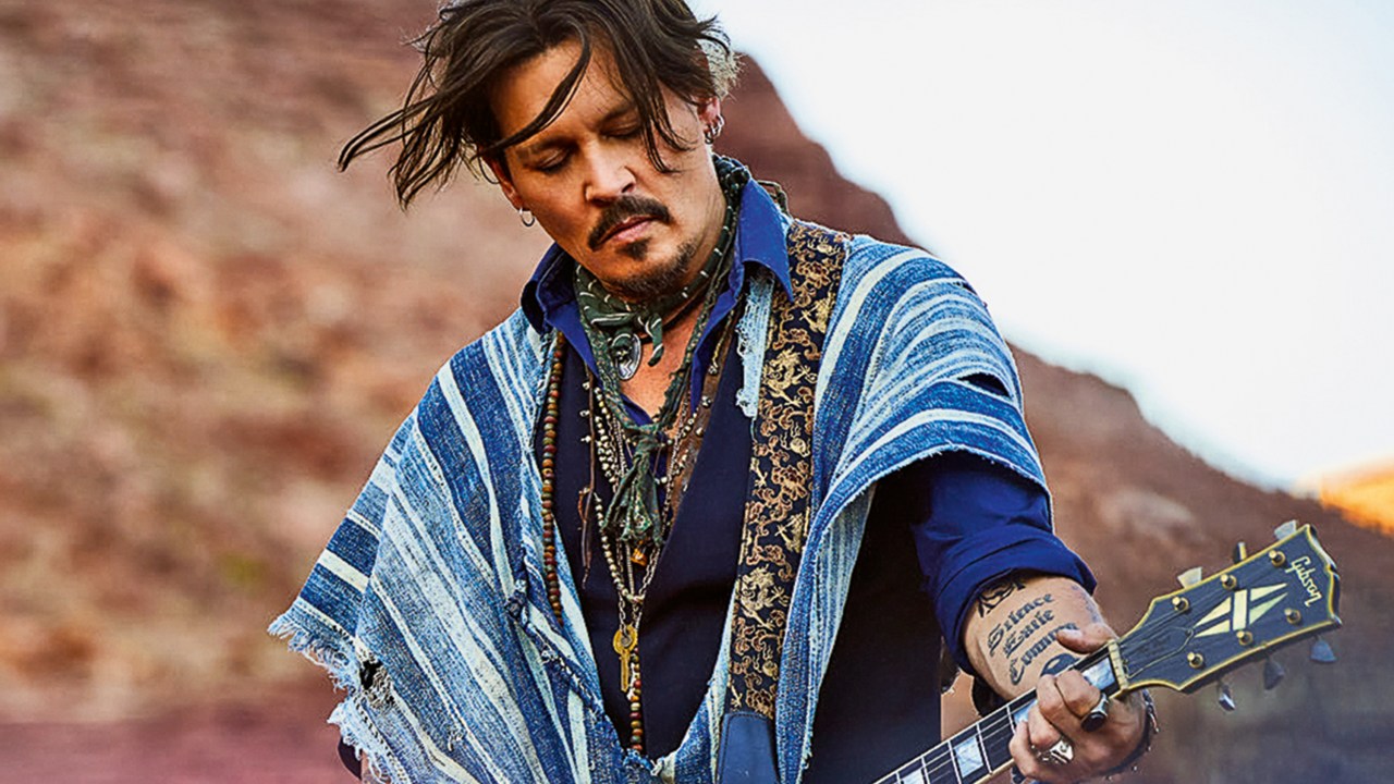 John Depp toca guitarra em campanha da Dior