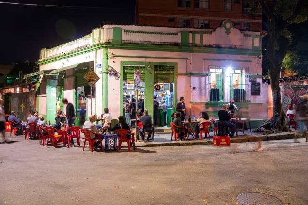 Mesinhas na calçada garantem o clima informal: bom serviço e cerveja sempre gelada