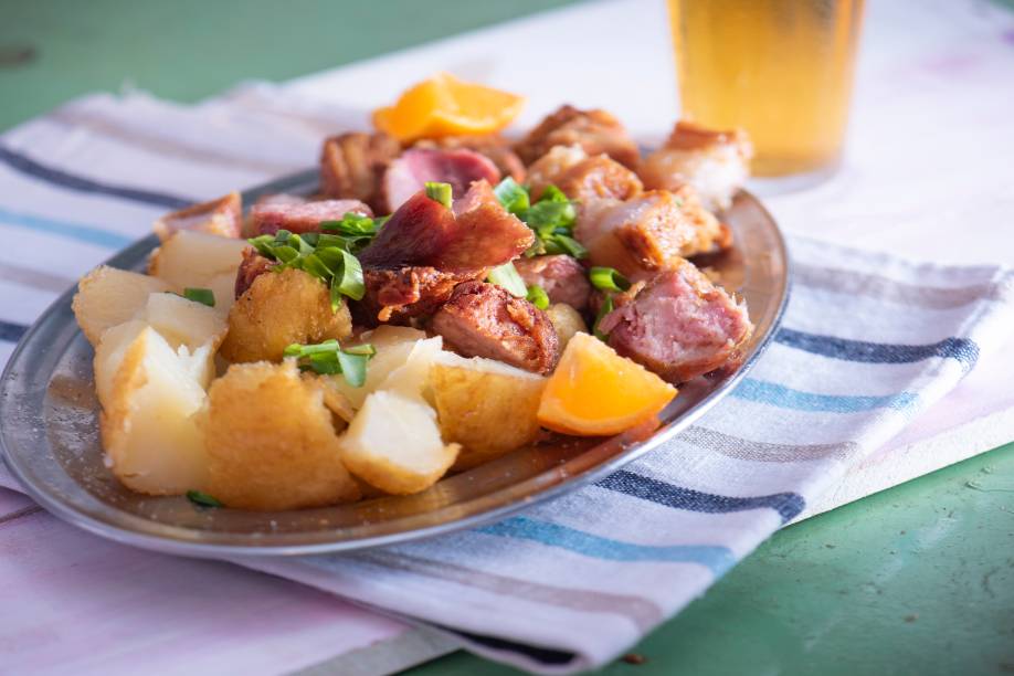 Trio da roça do Bar do Orlando: torresmo de barriga, linguiça e batata cozida e frita (R$3,00 com uma unidade de cada item)