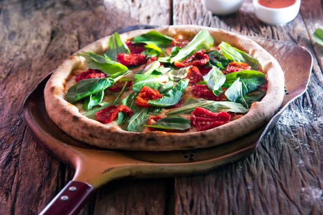 Pizza Caserta: molho de tomate, mussarela de búfala, tomate seco, basílico e rúcula