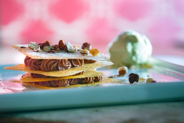 Lasanha doce ara a sobremesa: camadas de massa crocante, mascarpone e Nutella com calda de laranja, avelãs e sorvete de pistache